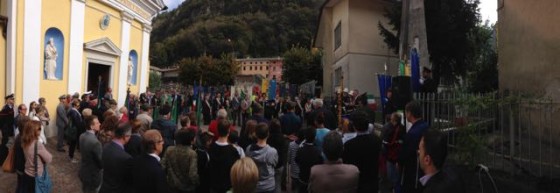 Raduno davanti al monumento di Carpanè