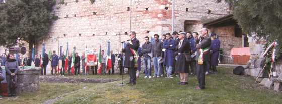 Il Sindaco di Arzignano parla ai presenti ed ai giovani studenti nel luogo della fucilazione dei quattro operai.