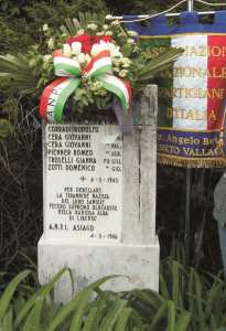 La lapide che ricorda i sette partigiani caduti.