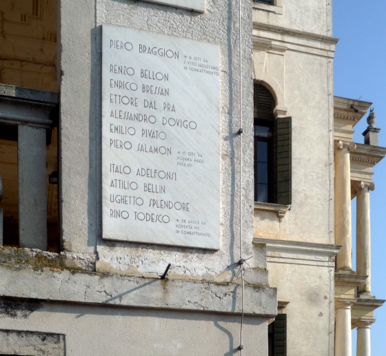 La lapide che in piazza a Noventa ricorda i partigiani morti.