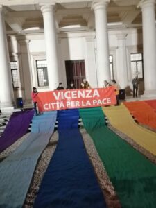 Bandiera della pace stesa sui gradini di Palazzo Chiericati
